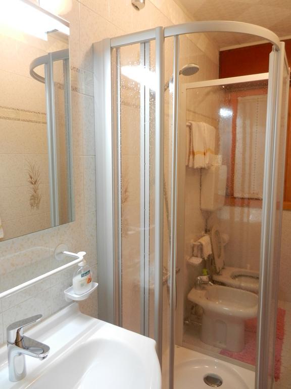 Casa Elda Apartment Isolaccia Phòng bức ảnh